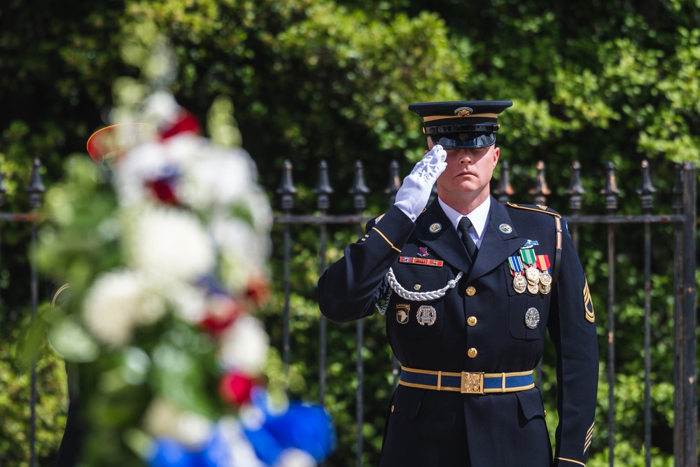 President of the Philippines Lays Wreath at Arlington National Cemetery