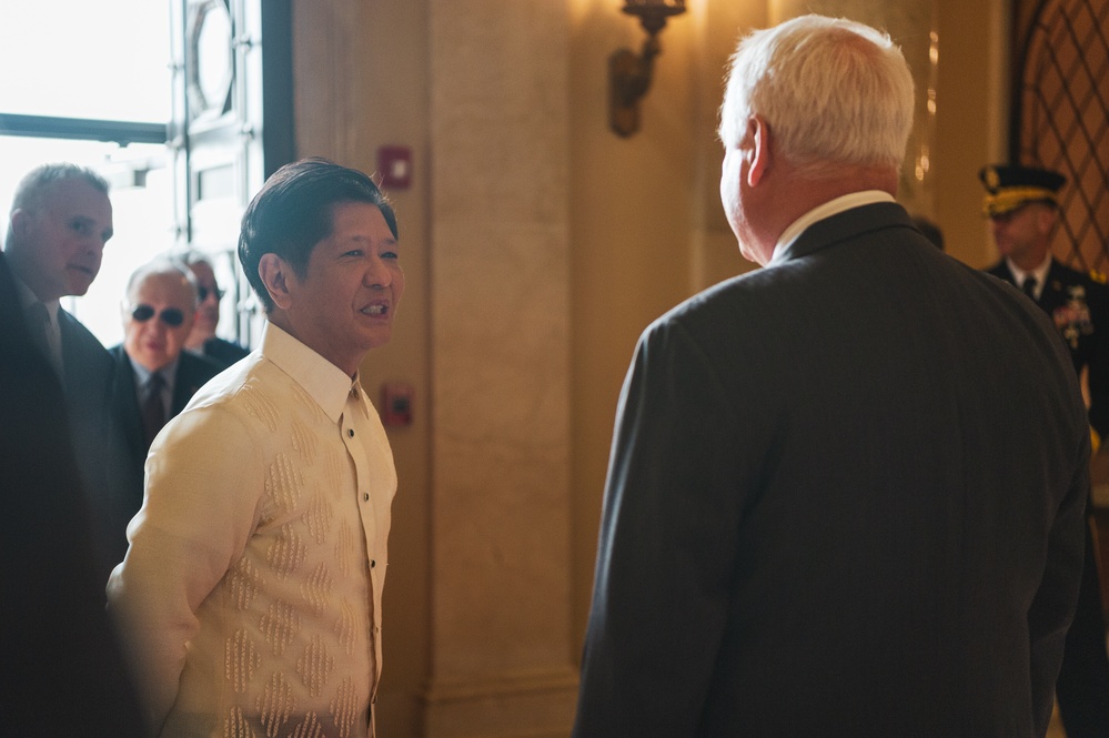 President of the Philippines Lays Wreath at Arlington National Cemetery