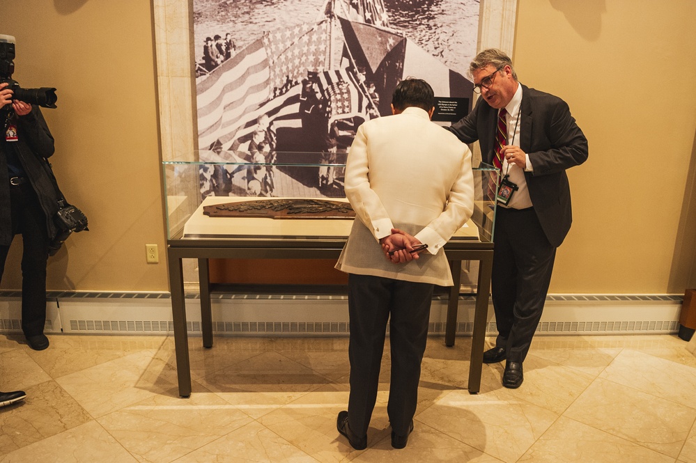 President of the Philippines Lays Wreath at Arlington National Cemetery