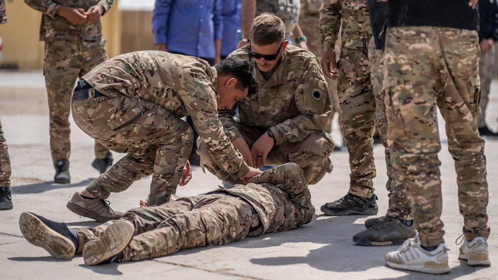 SDF, Coalition teaches life-saving medical training