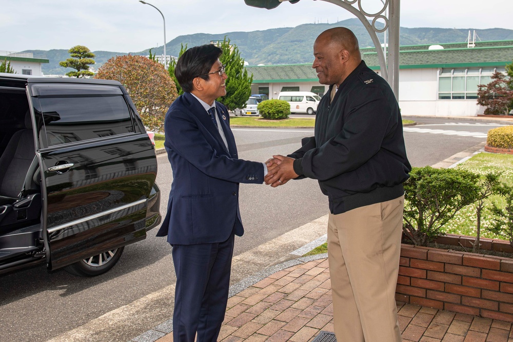 New Sasebo City Mayor Visits CFAS CO