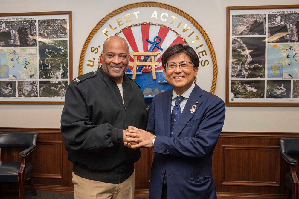 New Sasebo City Mayor Visits CFAS CO