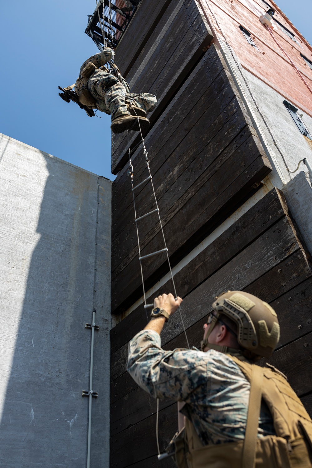 3rd Recon Marines Teaches VBSS Tactics to BLT 2/1