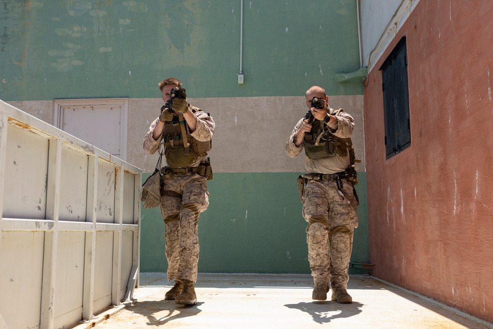 3rd Recon Marines Teaches VBSS Tactics to BLT 2/1