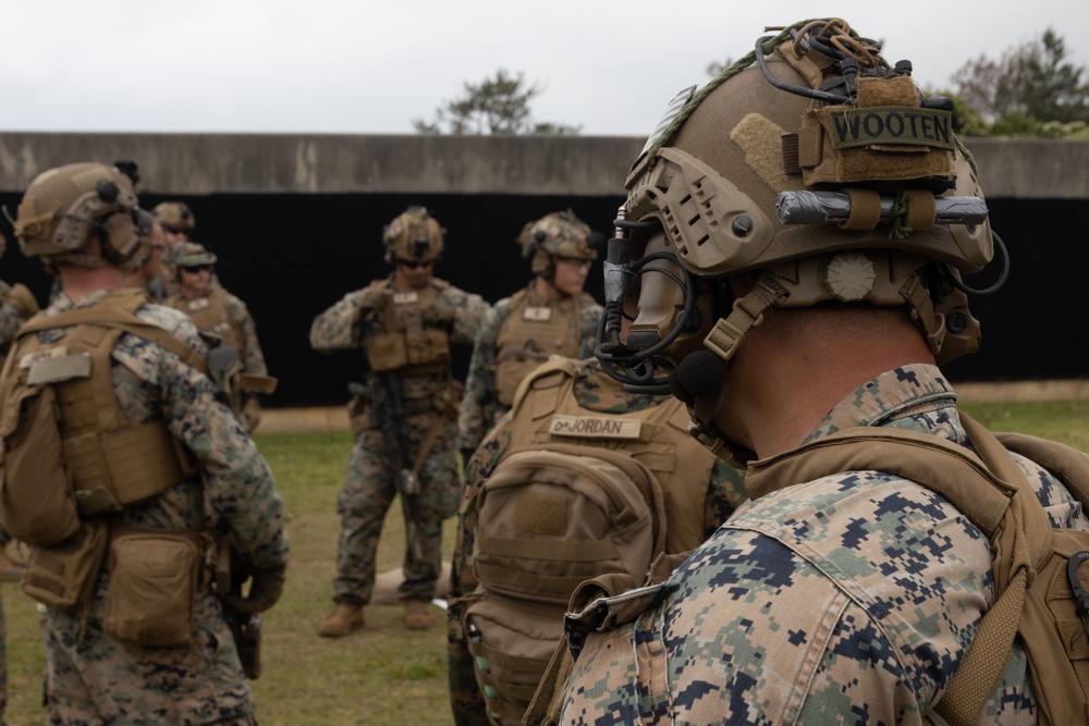 Marines with 31st MEU landing team conduct live-fire exercises