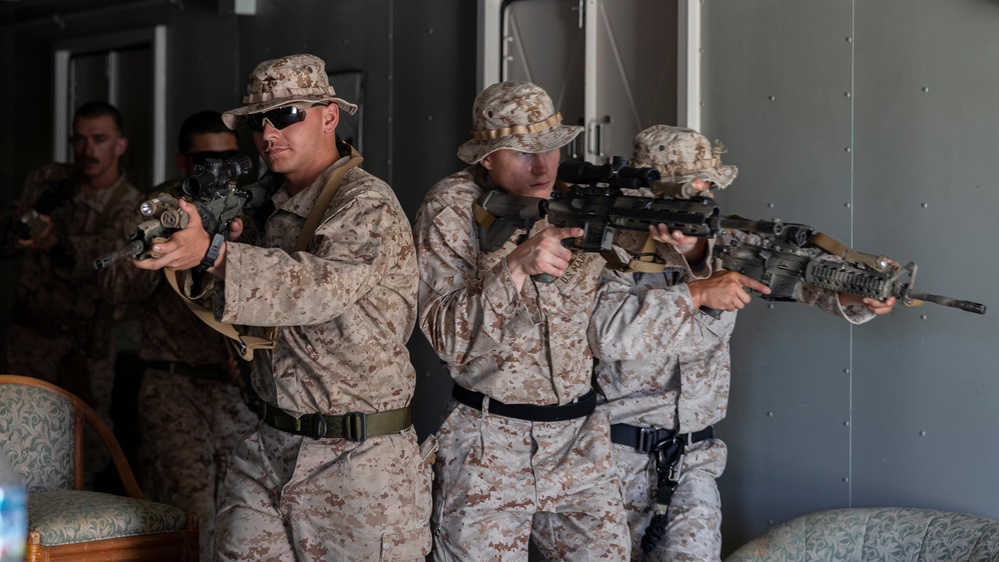 3rd Recon Marines Teaches VBSS Tactics to BLT 2/1