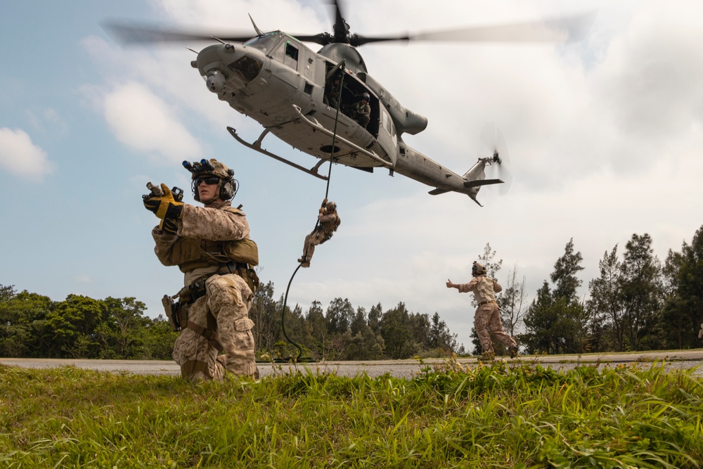 3rd Recon Marines Teaches VBSS Tactics to BLT 2/1