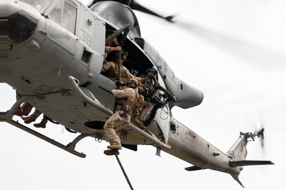 3rd Recon Marines Teaches VBSS Tactics to BLT 2/1