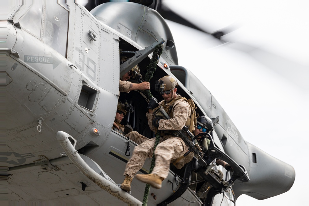 3rd Recon Marines Teaches VBSS Tactics to BLT 2/1