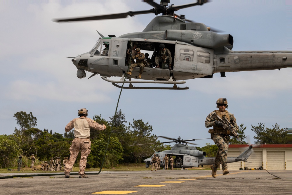 3rd Recon Marines Teaches VBSS Tactics to BLT 2/1