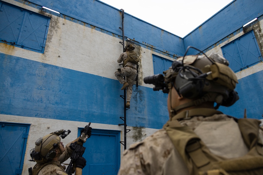 3rd Recon Marines Teaches VBSS Tactics to BLT 2/1