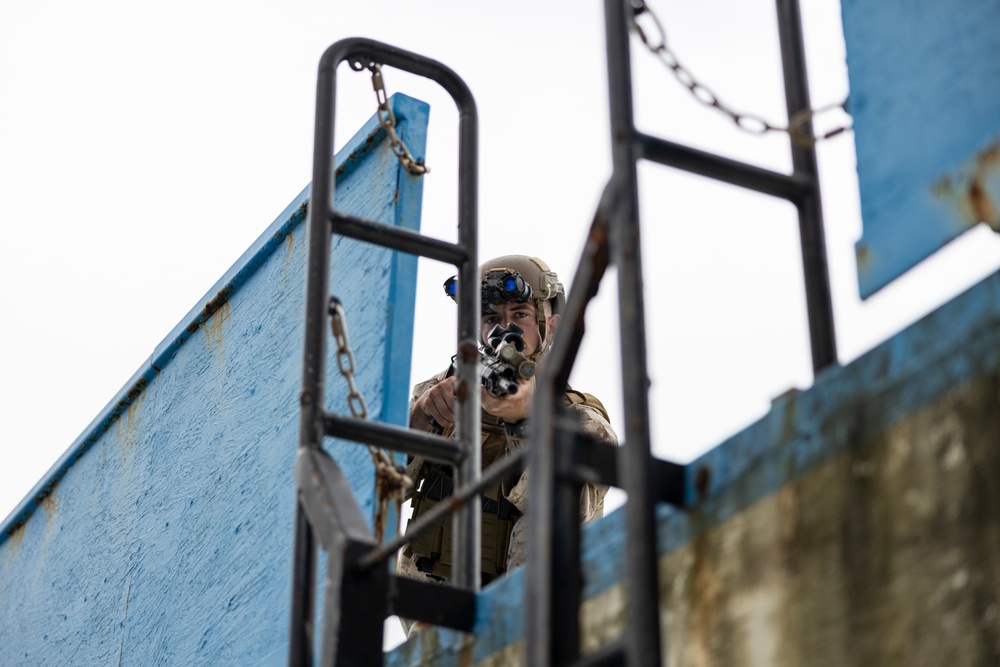 3rd Recon Marines Teaches VBSS Tactics to BLT 2/1