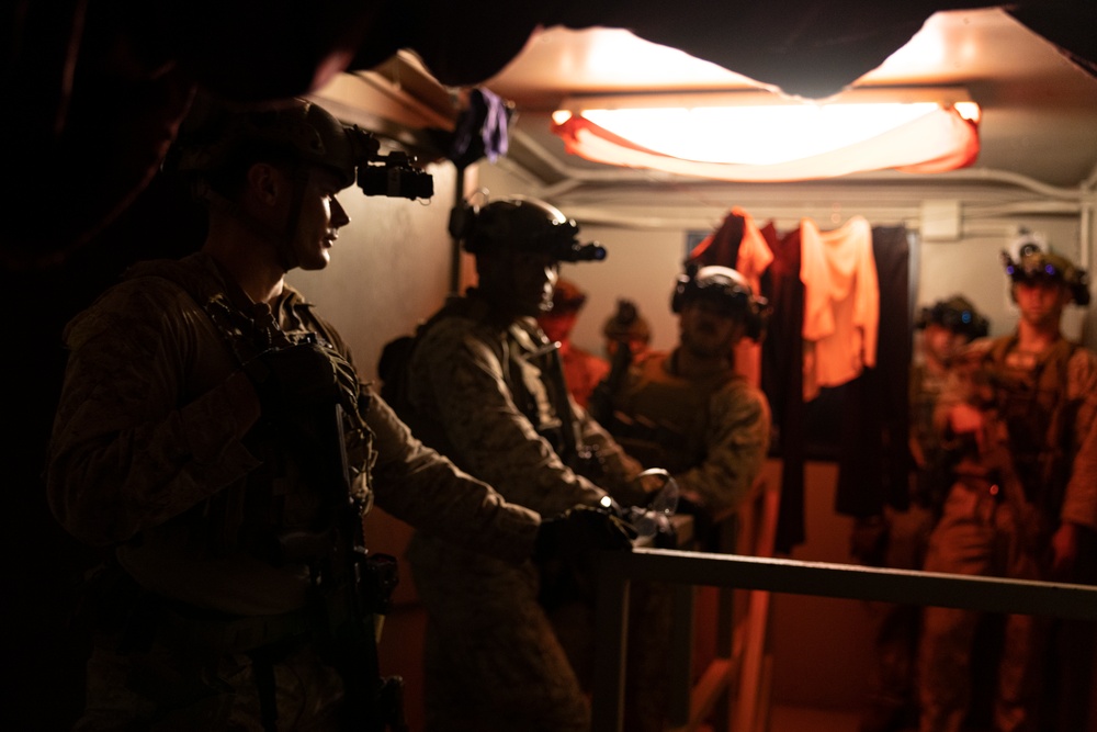 3rd Recon Marines Teaches VBSS Tactics to BLT 2/1