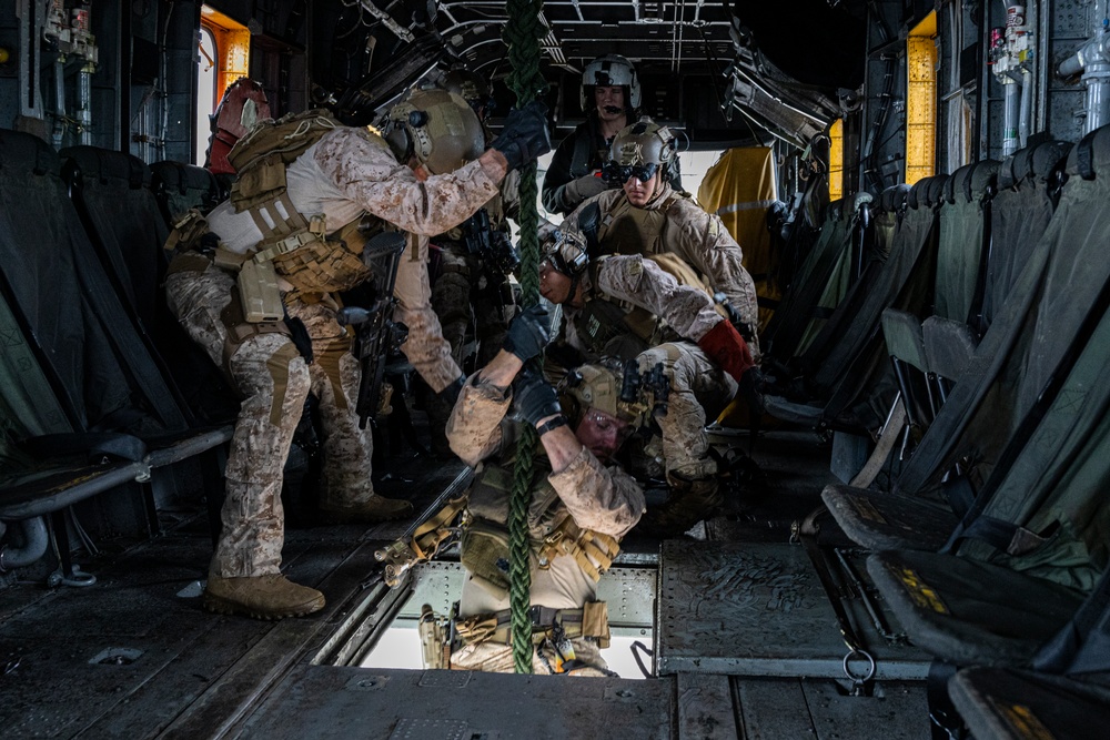 3rd Recon Marines Teaches VBSS Tactics to BLT 2/1