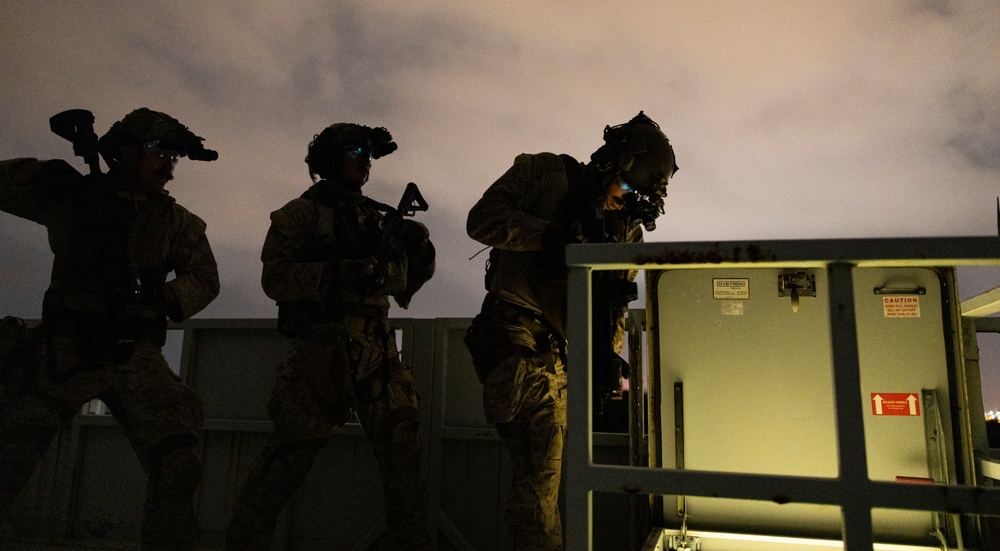 3rd Recon Marines Teaches VBSS Tactics to BLT 2/1