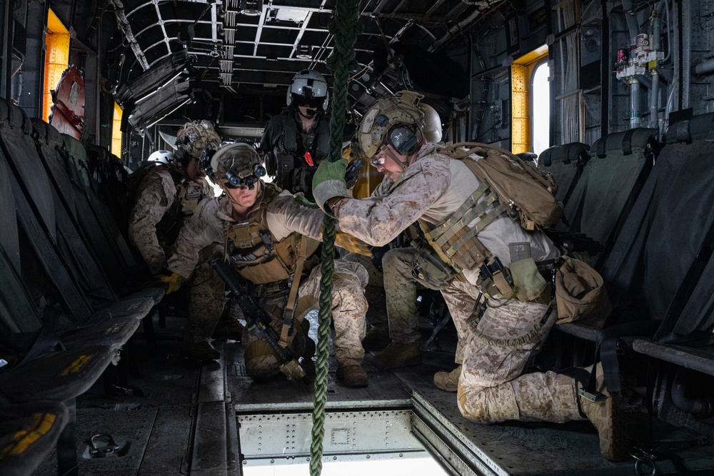 3rd Recon Marines Teaches VBSS Tactics to BLT 2/1