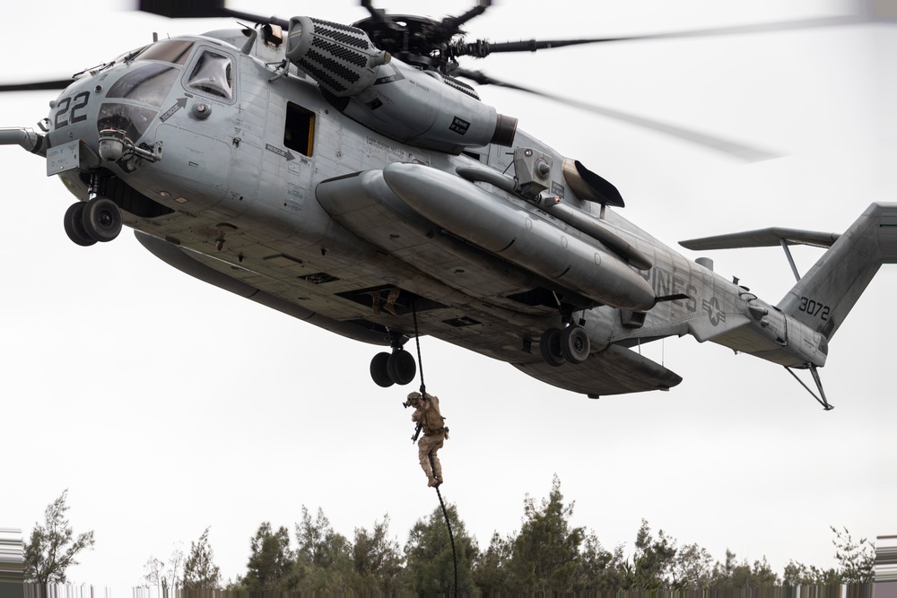 3rd Recon Marines Teaches VBSS Tactics to BLT 2/1