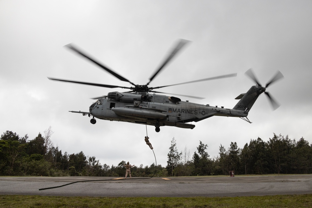 3rd Recon Marines Teaches VBSS Tactics to BLT 2/1