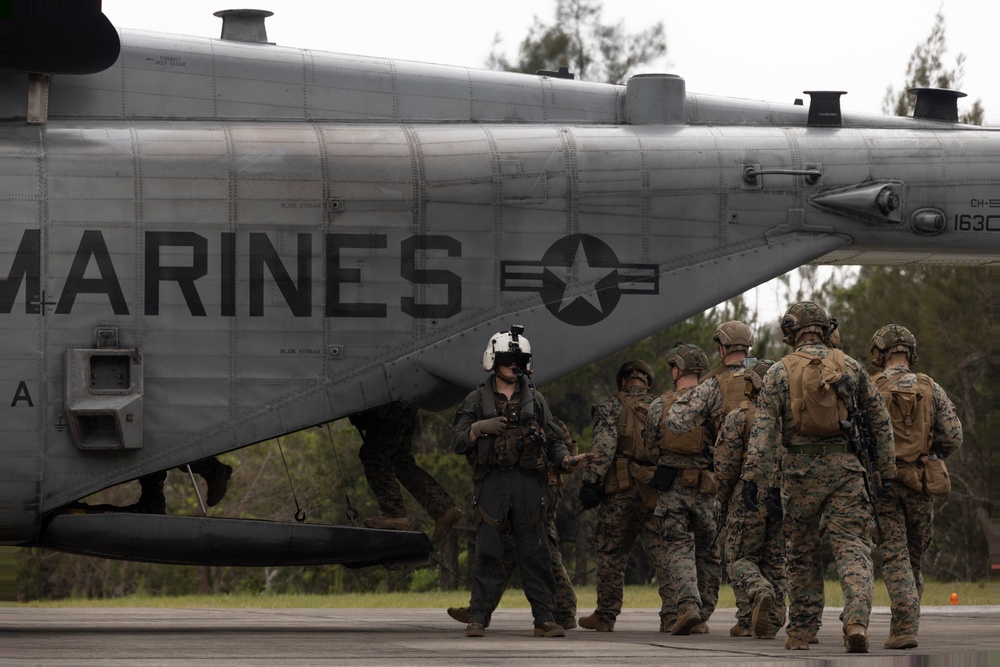 3rd Recon Marines Teaches VBSS Tactics to BLT 2/1