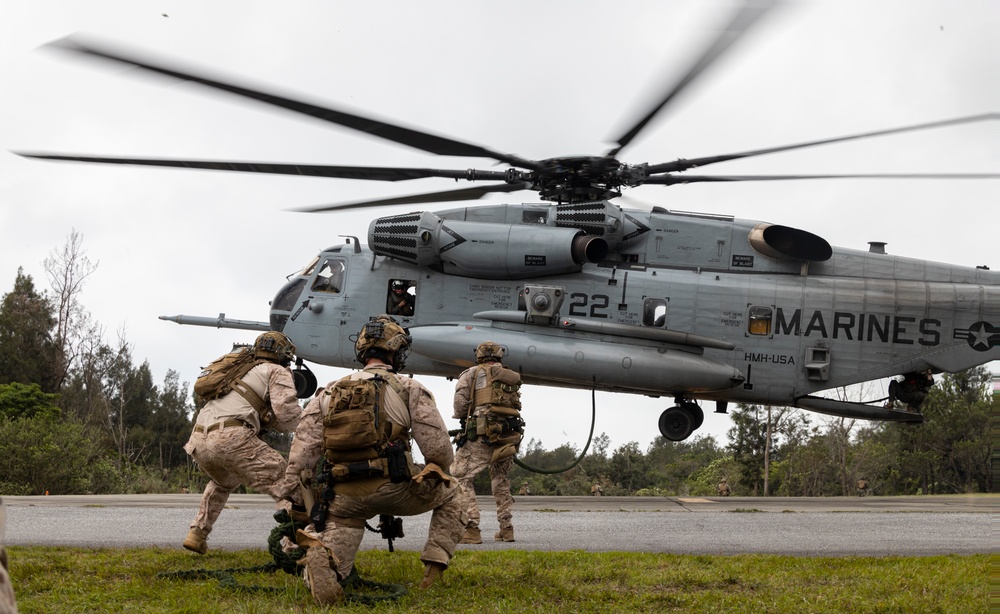 3rd Recon Marines Teaches VBSS Tactics to BLT 2/1