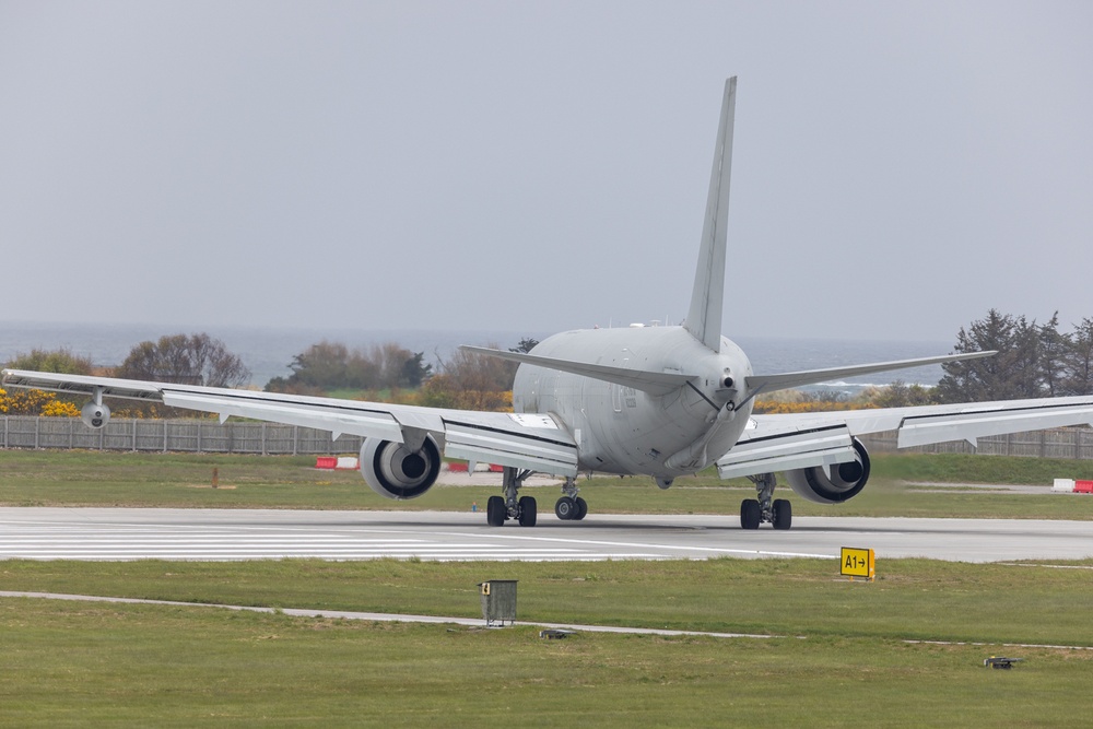 Formidable Shield aircraft landing (RAF Lossiemouth)