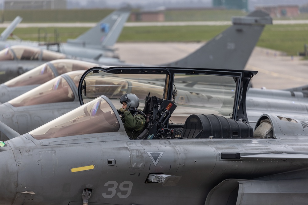 Formidable Shield aircraft landing (RAF Lossiemouth)