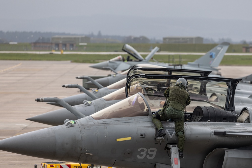 Formidable Shield aircraft landing (RAF Lossiemouth)