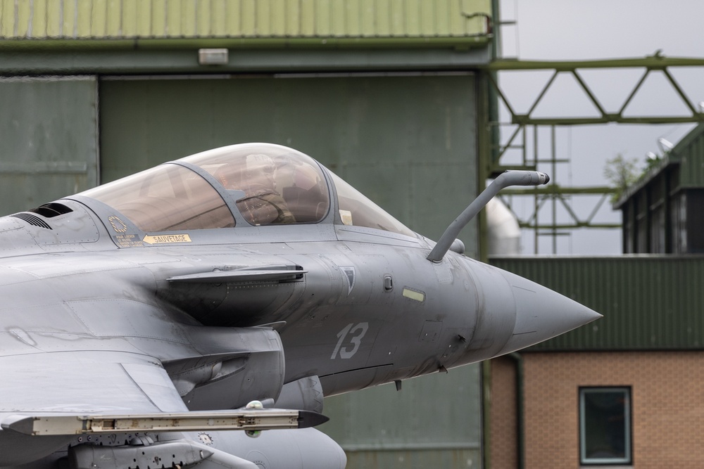 Formidable Shield aircraft landing (RAF Lossiemouth)