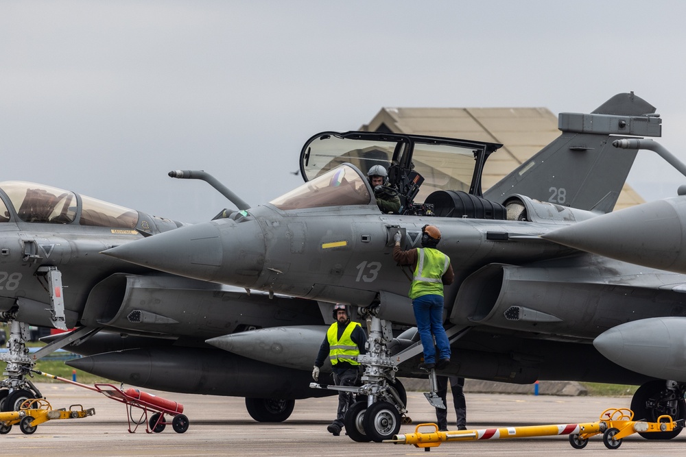 Formidable Shield aircraft landing (RAF Lossiemouth)