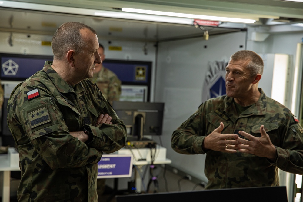 Polish Lt. Gen. Gromadzinski Visits V Corps Interoperability Lab on Camp Kosciuszko