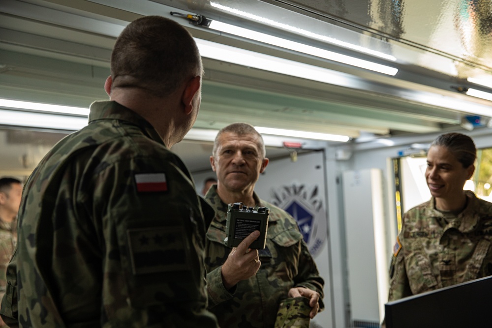 Polish Lt. Gen. Gromadzinski Visits V Corps Interoperability Lab on Camp Kosciuszko