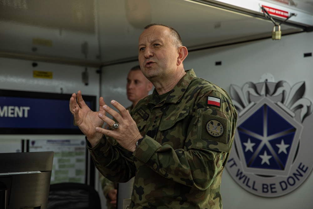 Polish Lt. Gen. Gromadzinski Visits V Corps Interoperability Lab on Camp Kosciuszko