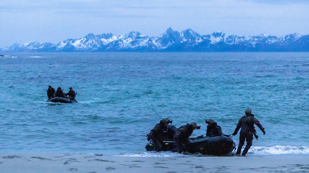 Force Reconnaissance Company Conducts An Amphibious Landing during Formidable Shield 23