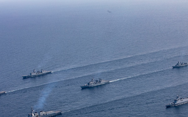 USS John Finn Sails in Formation with Republic of Korea Navy