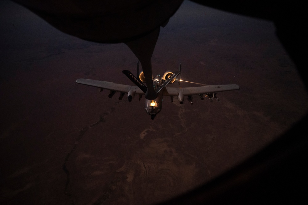 912th EARS refuels A-10s