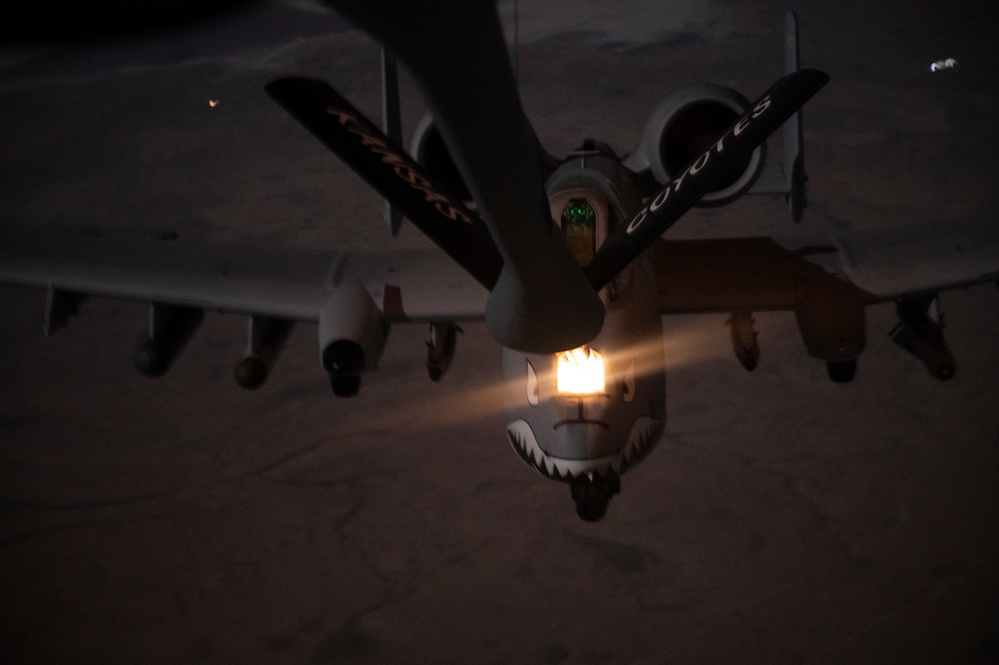 912th EARS refuels A-10s