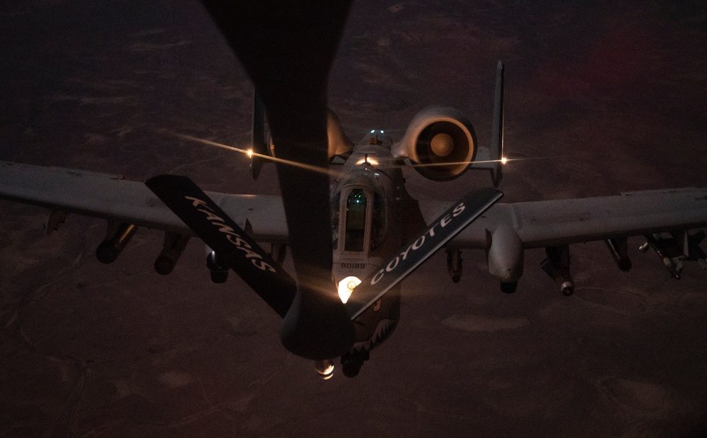 912th EARS refuels A-10s
