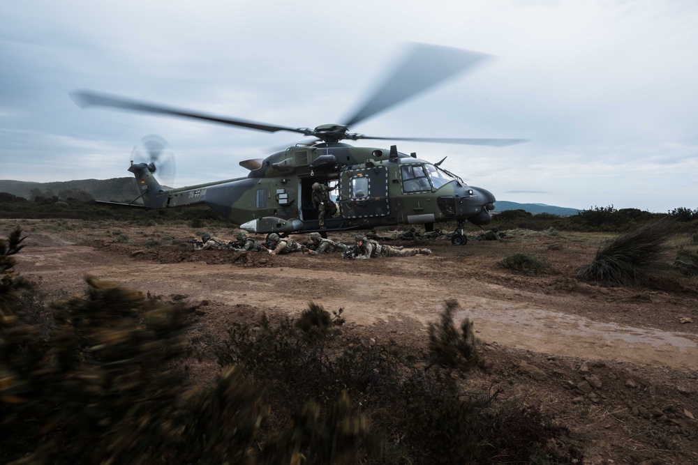 German, Dutch, Norwegian Troops Train with German NH90 Helicopters