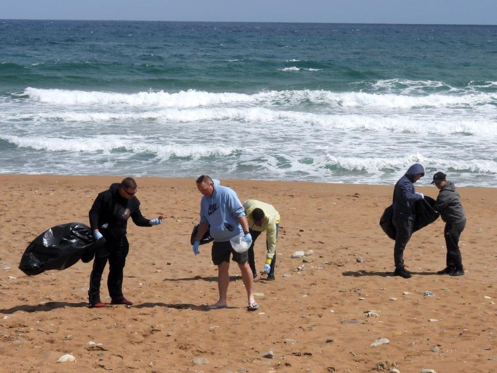 Volunteers from USS Indianapolis (LCS 17) participate in beach clean up