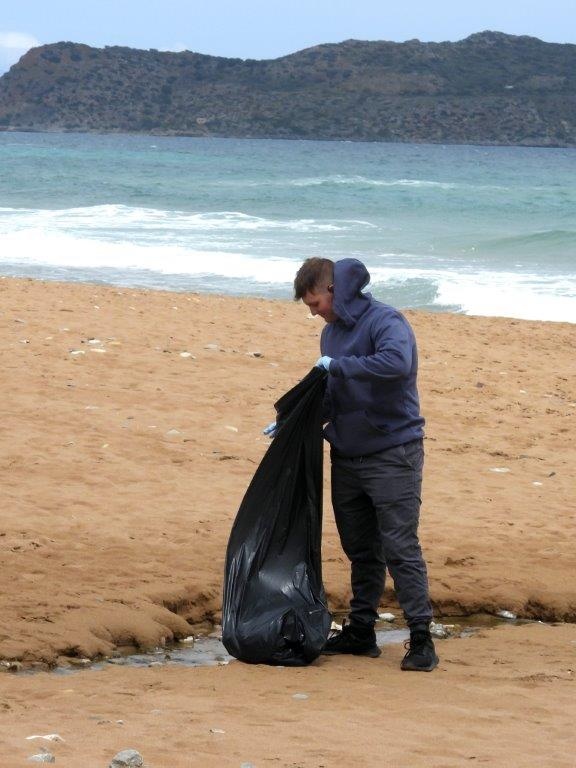 Volunteers from USS Indianapolis (LCS 17) participate in beach clean up