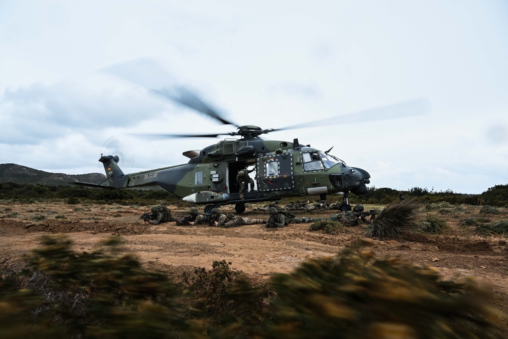 German, Dutch, Norwegian Troops Train with German NH90 Helicopters