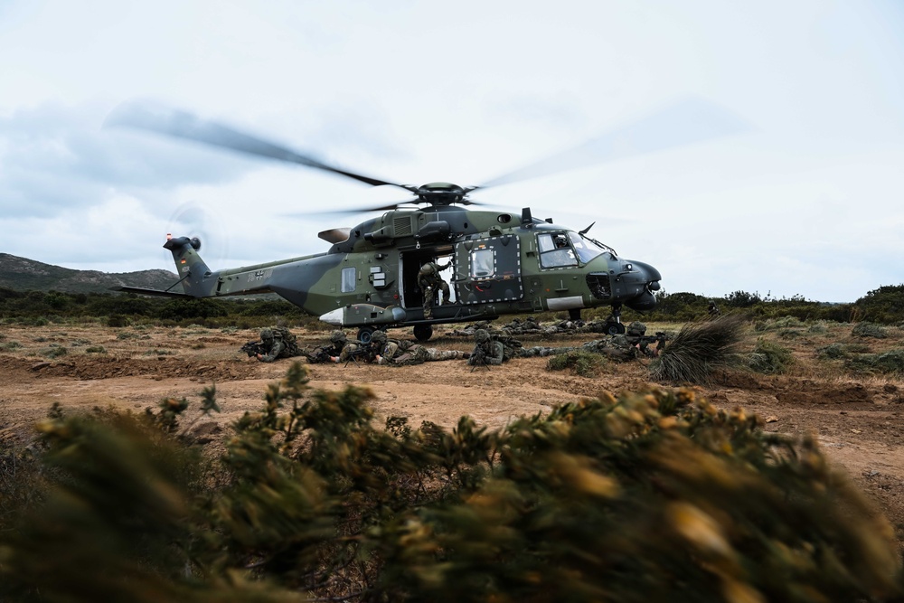 German, Dutch, Norwegian Troops Train with German NH90 Helicopters