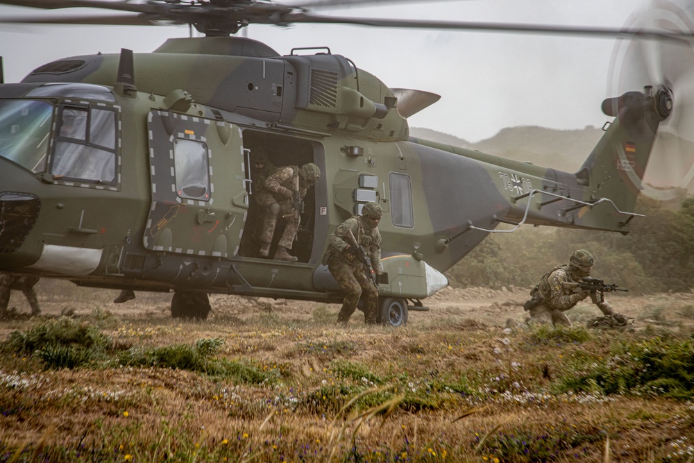 German, Dutch, Norwegian Troops Train with German NH90 Helicopters