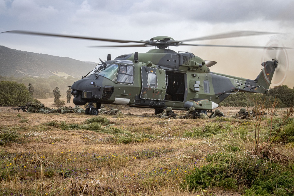 German, Dutch, Norwegian Troops Train with German NH90 Helicopters