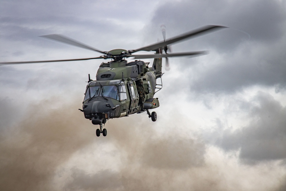 German, Dutch, Norwegian Troops Train with German NH90 Helicopters