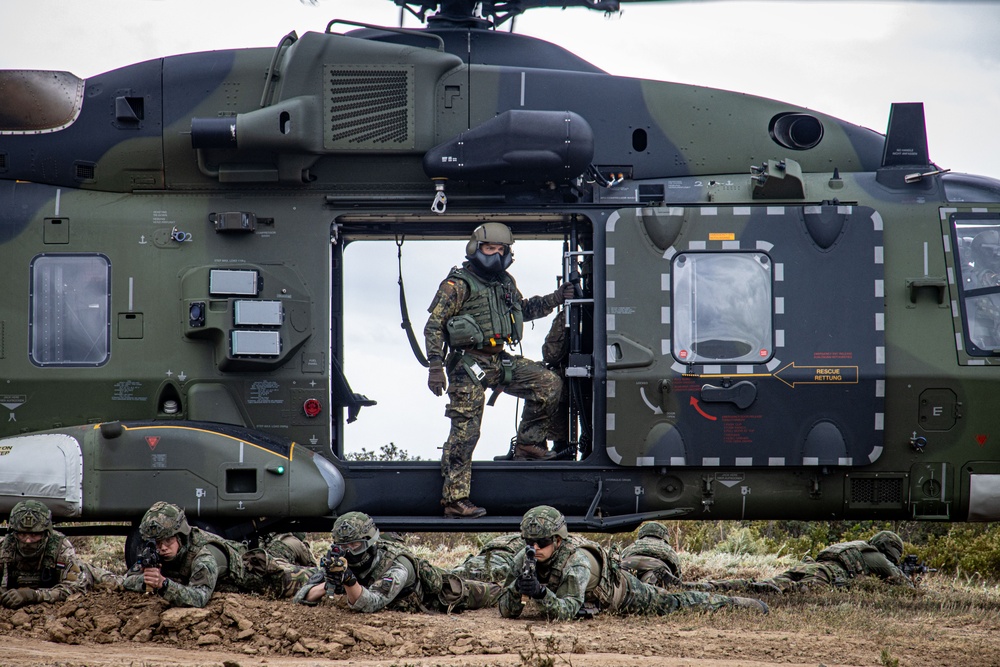 German, Dutch, Norwegian Troops Train with German NH90 Helicopters