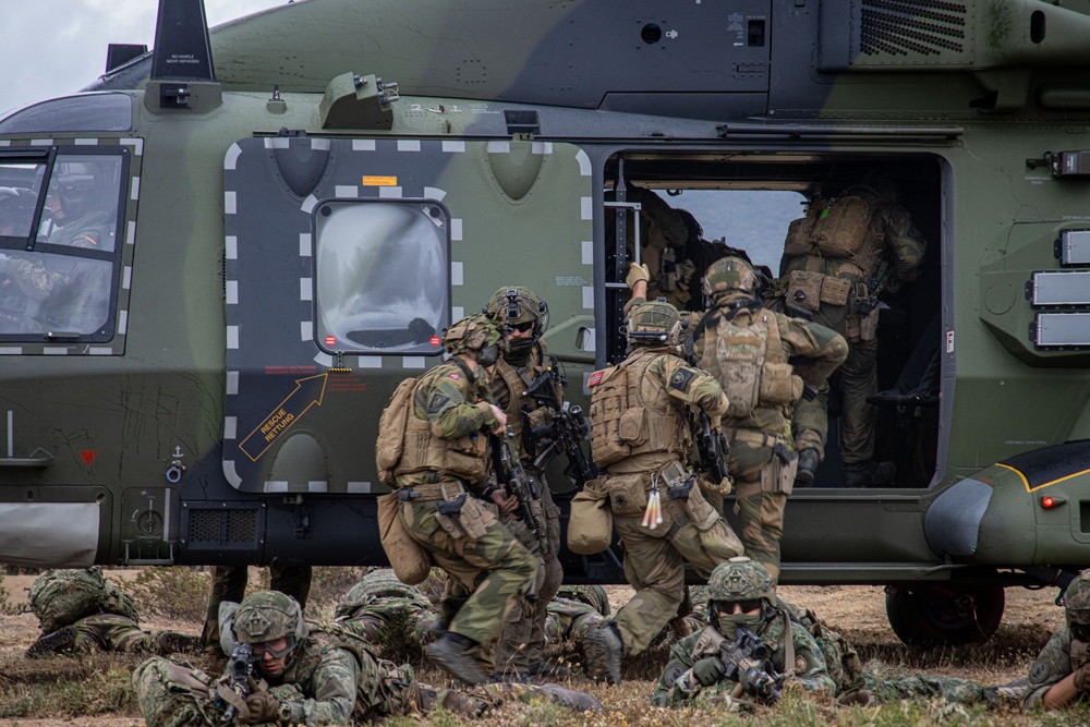 German, Dutch, Norwegian Troops Train with German NH90 Helicopters