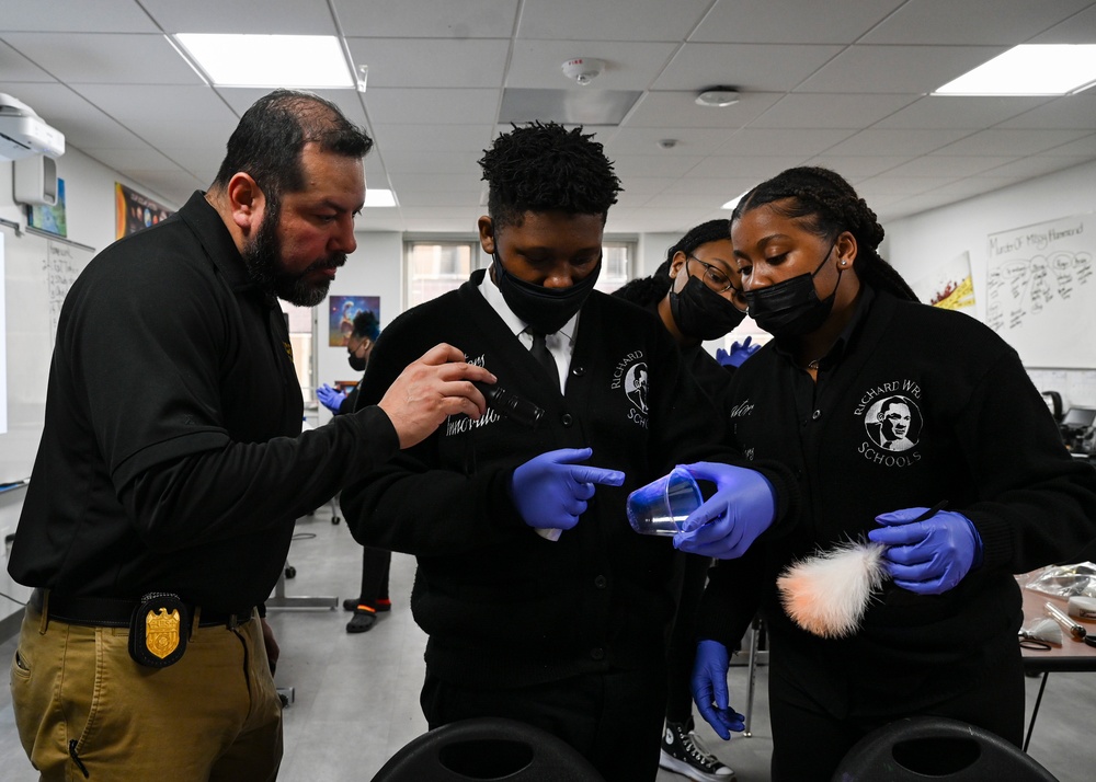 Special Agent Demonstrates Forensic Techniques to Students