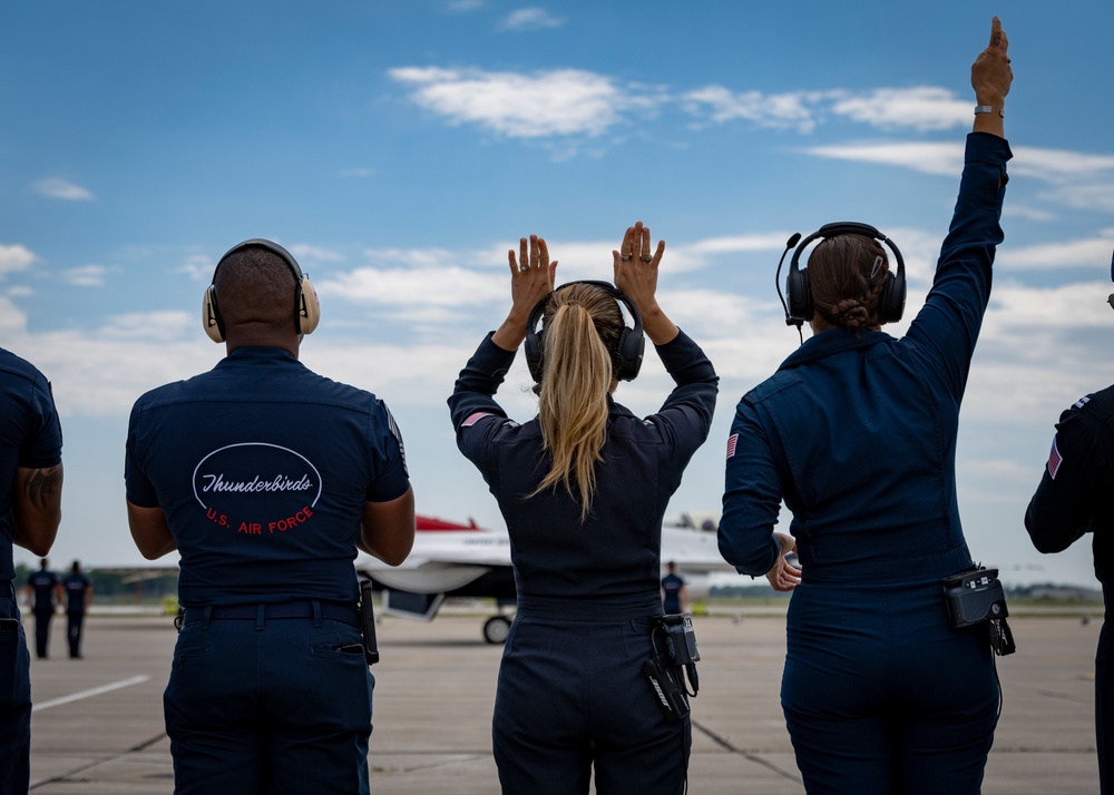 Thunderbirds Perform in Fort Wayne