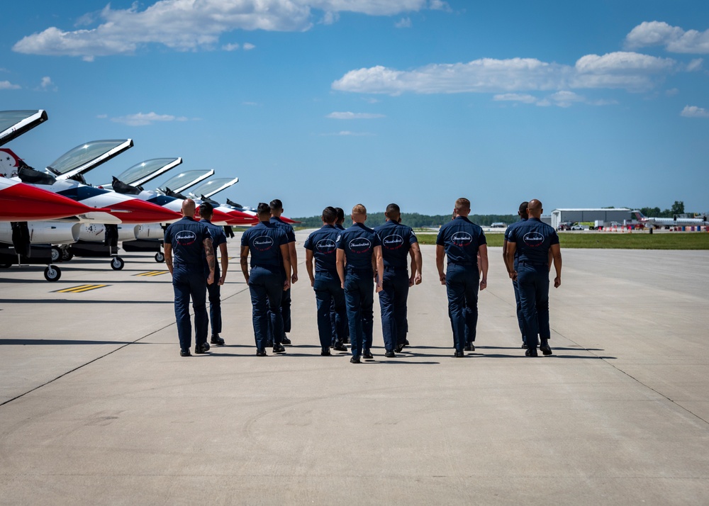 Thunderbirds Perform in Fort Wayne